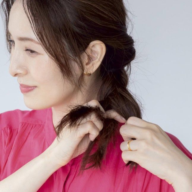 【HOW TO】２．毛束を三つ編みにします。やや大きめにざっくりとつくりましょう。手前に引き出しながら行うのがコツです。毛先をゴムで縛って完成！