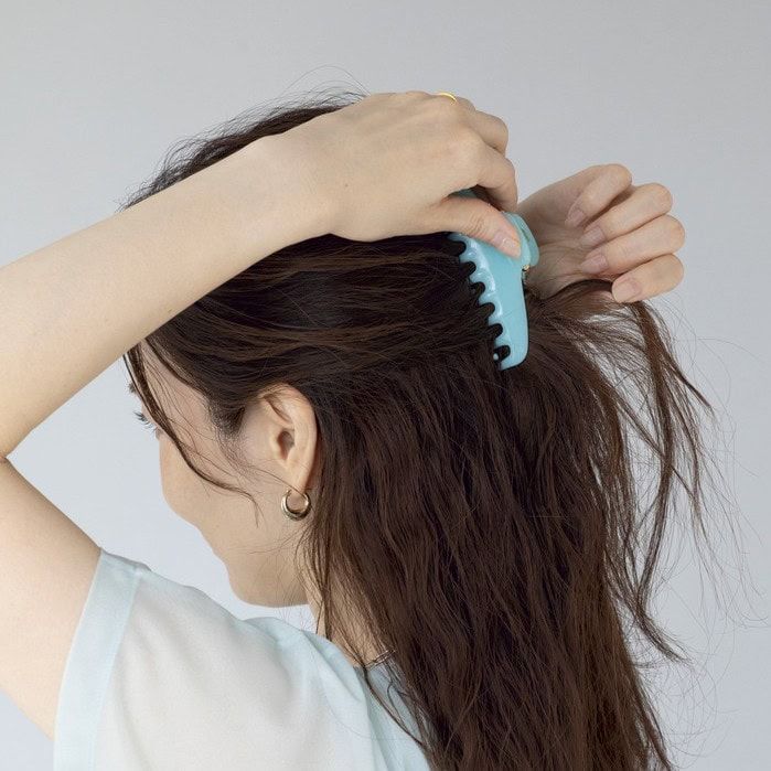 【HOW TO】２．クリップで固定したら、クリップの下の毛束を優しく引っ張ったりこすったりしながらボリュームを足していきます。