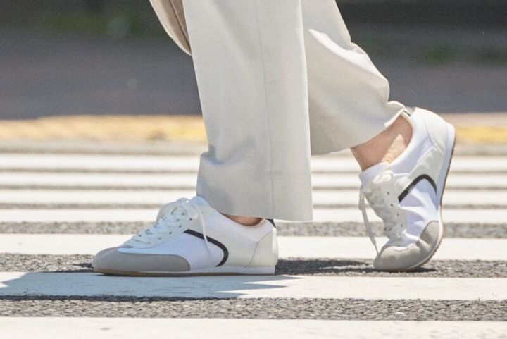 スニーカー2990円（ジーユー）