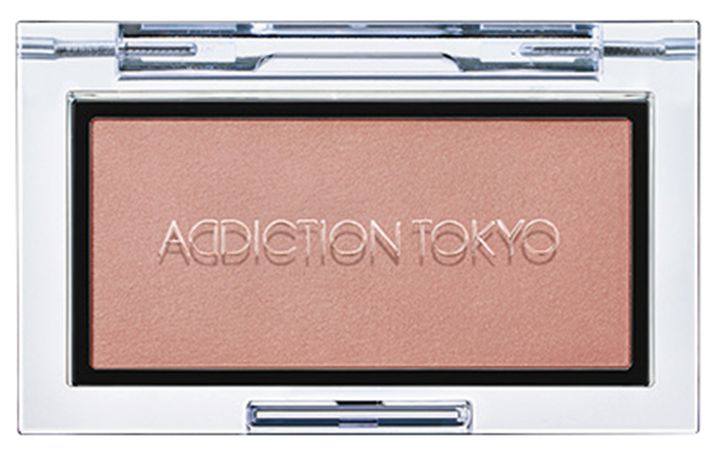 シアーな色づきとマットな質感で、ナチュラルなメイクに仕上がる大人なローズベージュ。 