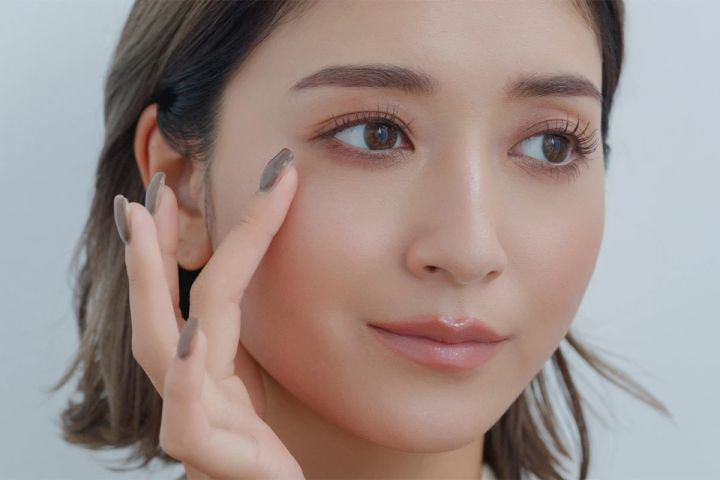 03960 ローズゴールドを指にとり、目の下のCゾーン、眉下、鼻筋にひと塗り