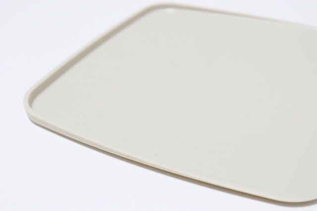 セリアのフチに特徴があるお皿として使えるまな板 角型18cm