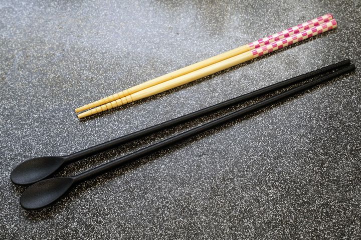 料理用の菜箸ではなく、食事用の普通の箸で調理をしていた筆者。当たり前ですが、短いので油が跳ねて、熱い思いをすることもあります。