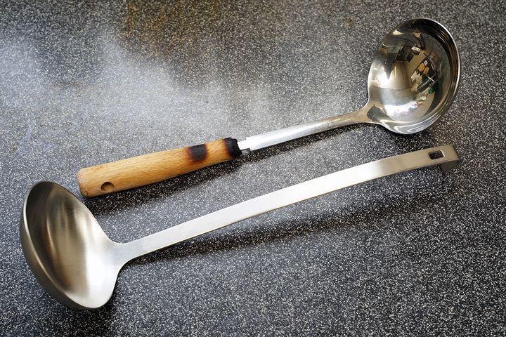 スタンダードプロダクツの「ステンレスお玉」写真下。何も柄の焦げたお玉を使い続ける必要はなかったのですが。