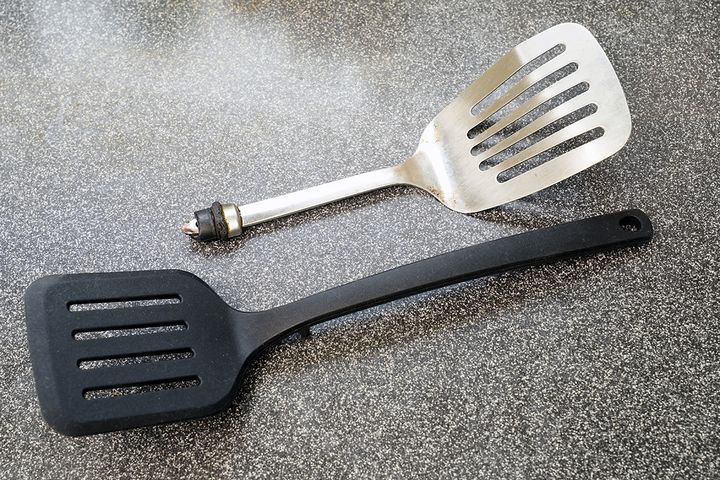 我が家のキッチンツールの中でも、もっともひどい状況にあったのがターナー。そもそも柄がなくなってしまっています。