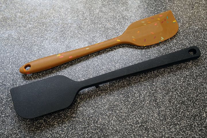 写真のように筆者はなぜか、スパチュラだけは微妙なカラフルなものを使っていました。我が家のキッチンではちょっとした違和感があったのです。