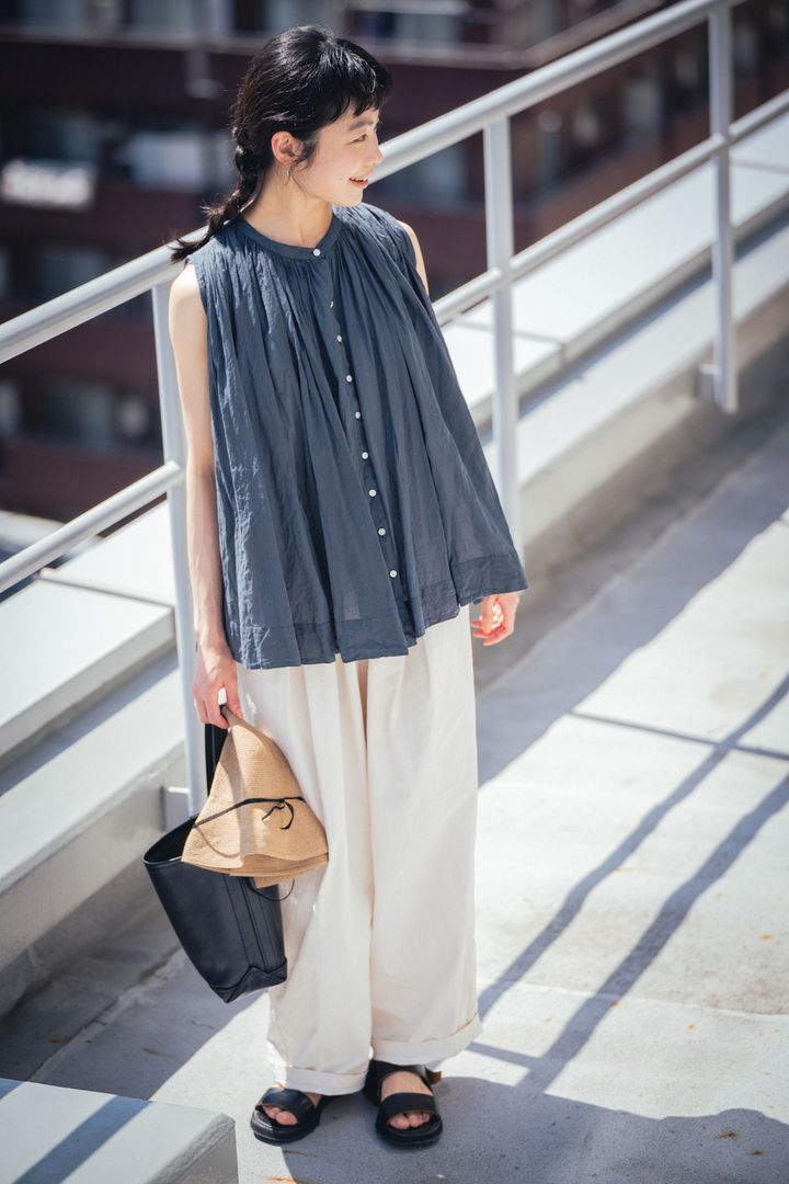 ノースリーブブラウスの着こなし2選。大人の肌見せは、こんなに上品【FUDGE FRIEND おしゃれさんの毎日コーディネート｜田中真里奈】