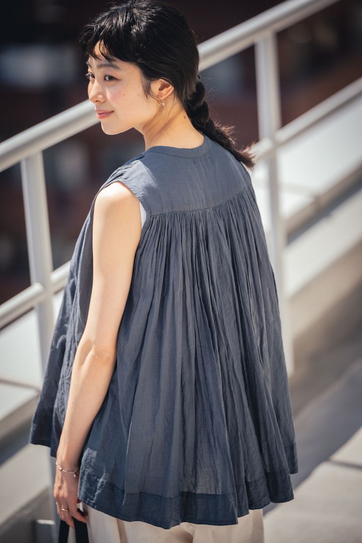 ノースリーブブラウスの着こなし2選。大人の肌見せは、こんなに上品【FUDGE FRIEND おしゃれさんの毎日コーディネート｜田中真里奈】