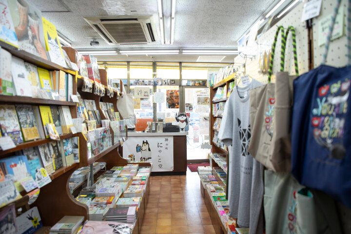 猫グッズもたくさん♪神保町「猫本専門店 にゃんこ堂」でお気に入りの猫本探し
