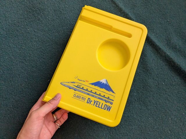 片手で持てるコンパクトな折りたたみ状態のテーブル