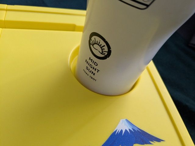 ドリンクホルダーにタンブラーをセットした様子