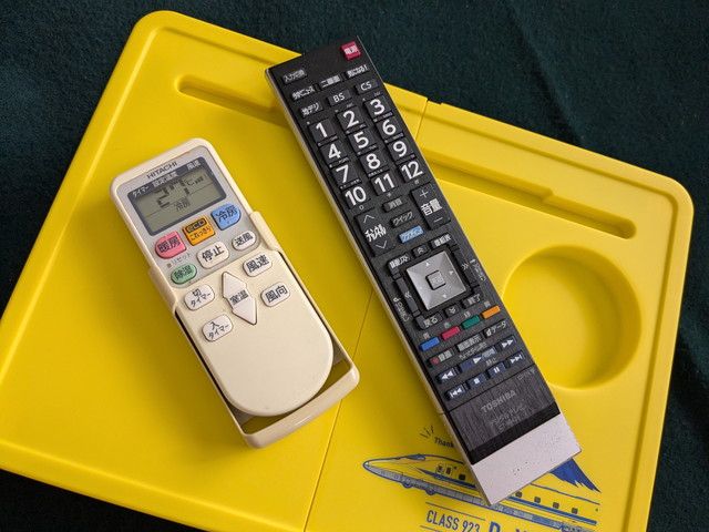 天板の上にテレビとエアコンのリモコンを置いた使用イメージ