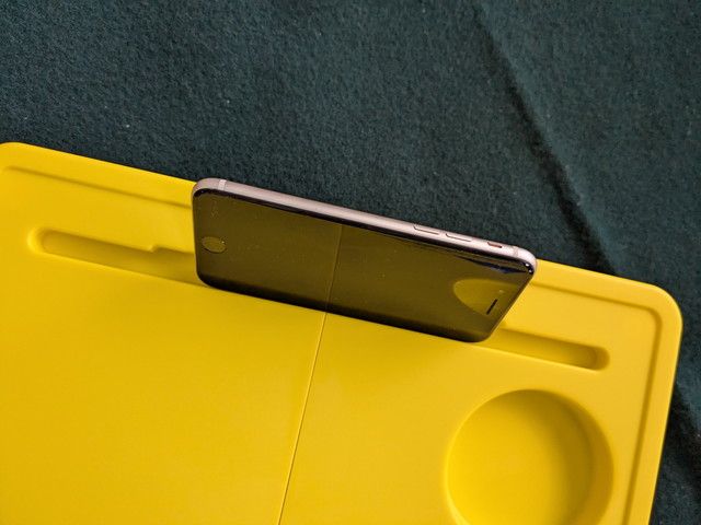 スマホをスリットに立てかけて動画視聴している様子