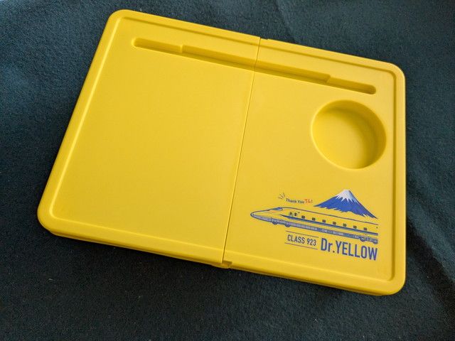 天板の全景。右側にドリンクホルダー、上辺にスリット