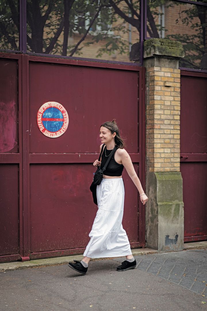 トップスの短めの丈感が絶妙！モノトーンで大人っぽいコーデ