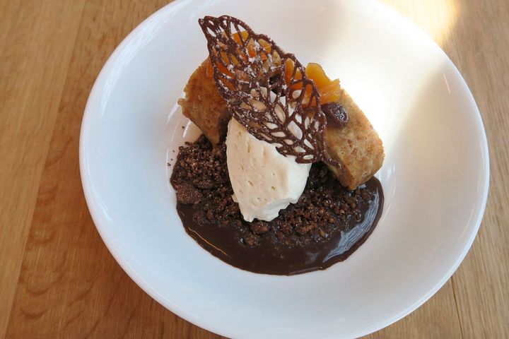 ショムロー風デザート。本場ハンガリーでは、3種類のスポンジケーキ、クリーム、ナッツなどで作る素朴なデザートだそう。