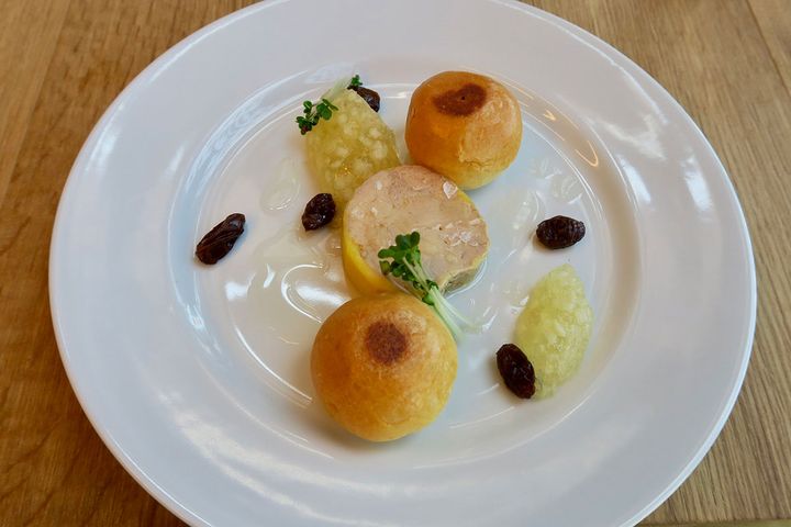 運ばれた瞬間からテンションが上がる前菜。鴨のフォアグラ、世界三大貴腐ワインと称されるハンガリー産「トカイワイン」漬けレーズン、リンゴの白ワイン煮を刻んだゼリーが添えられています。