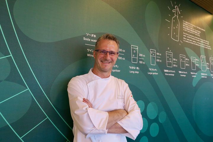 総料理長のヴィダーク・ゾルターンさん。笑顔と優しい眼差しが印象的で、ハンガリーの伝統的料理を繊細な創作料理へと昇華させています！