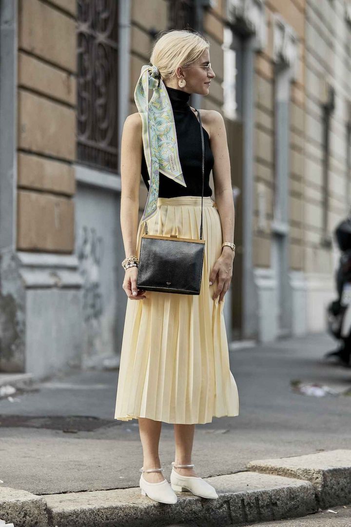 画像: お団子ヘアをスカーフで覆い洒落感を引き上げ