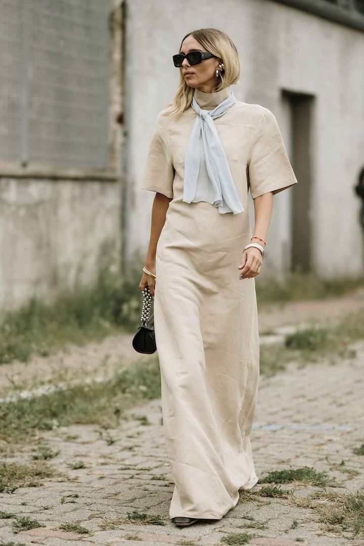 画像: シンプルワンピースを飾り付ける