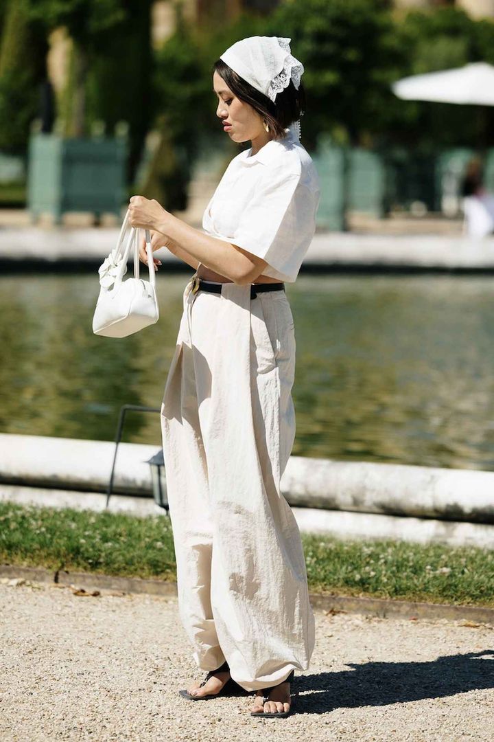 画像: ホワイトコーデの完成度が高まる