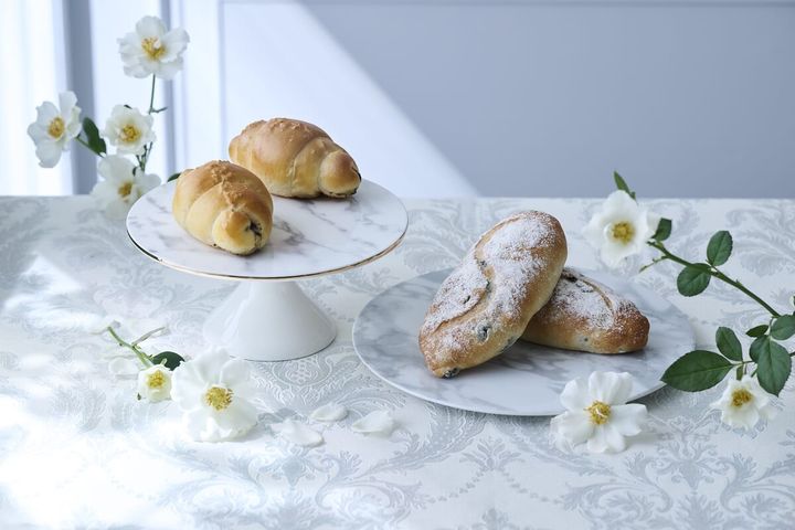 マンスリーベーカリー「トリュフ塩パン／オリーブ・エ・フォルマッジオ」