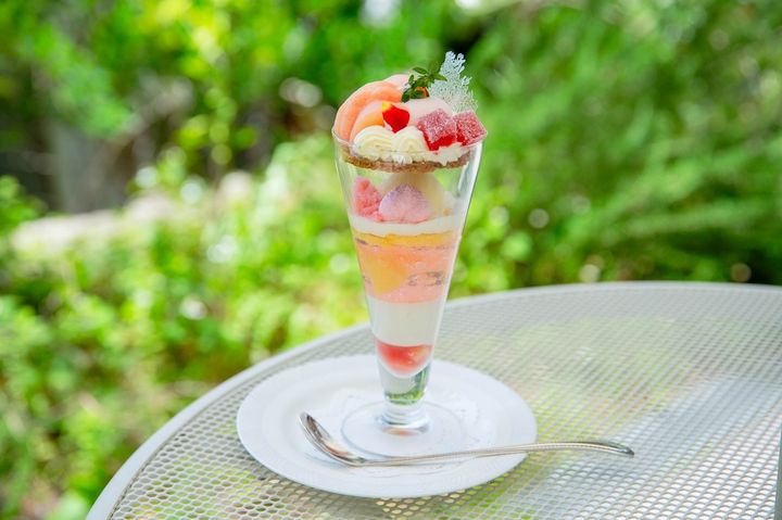 桃を贅沢に楽しめる「パルフェ・ド・ペッシュ・ロゼ」2800円も人気／©北野異人館 旧ムーア邸