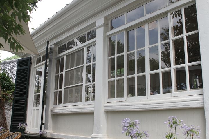 大正ガラスらしいゆらぎのある窓ガラスが素敵