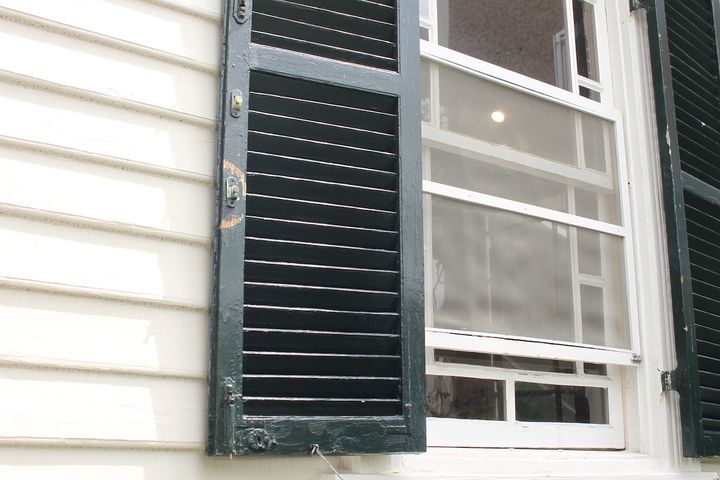 鎧戸がアクセントになった窓のデザインもかわいい