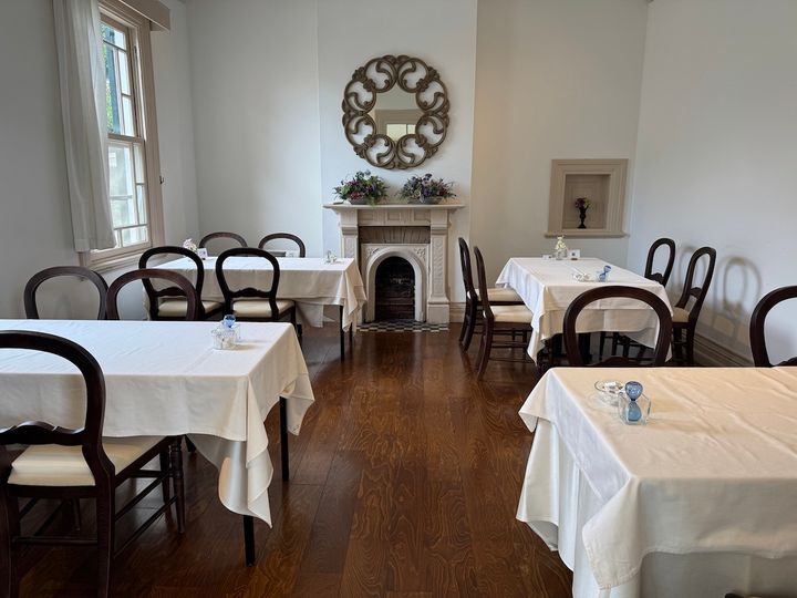 サンルームとひと続きになっているテーブル席