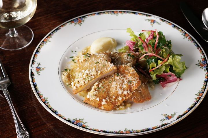 「国産豚フィレ肉のシュニッツェル（パンつき）」2640円（アラカルト）