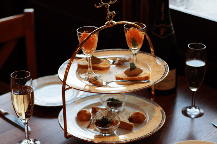 「小さな前菜盛り合わせ（アフタヌーンティースタイル）」