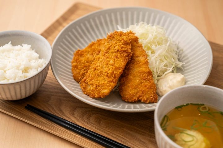 「アジフライ定食」ランチタイム 1100円（土・日曜、祝日は1200円）、ランチタイム以外 1200円（土・日曜、祝日は1300円）