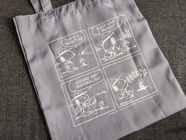 両A面トートのコミック面。4コマスヌーピーのアートが大きくプリント