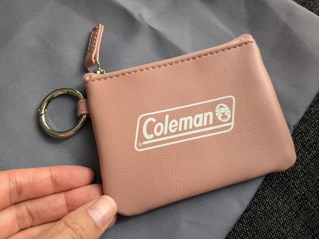 キーチェーン付きコインケースのColemanロゴ面。くすみピンクが大人可愛い