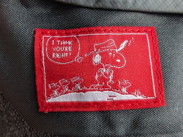 ビーグル・スカウトの赤い織りタグ（I THINK YOU'RE RIGHT）のアップ