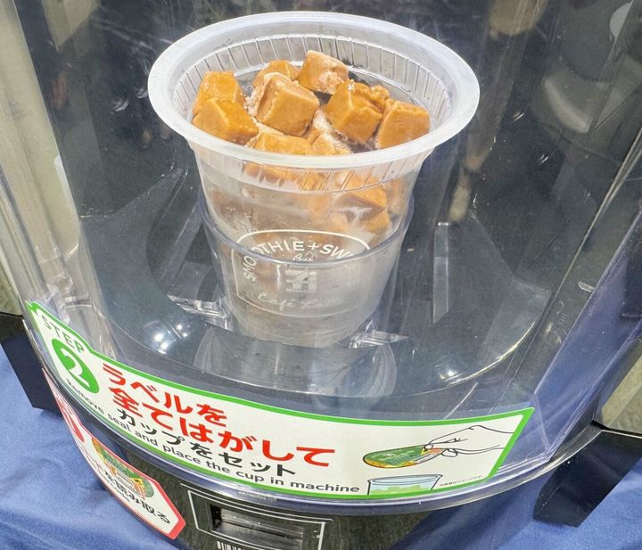 作り方は従来のスムージー同様、カップについている商品のバーコードをマシンで読み取り、専用のマシーンにセットするだけで、できたてのスムージーが完成