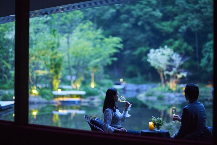 涼しい夜の森のプライベート空間で記念日を祝う特別プラン