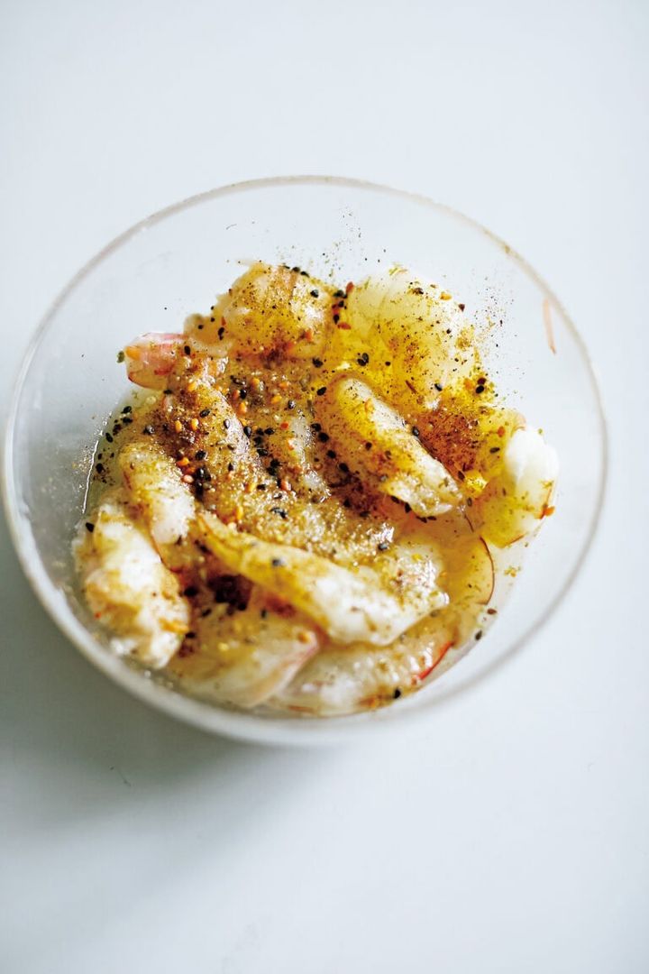 えびは片栗粉と塩で洗って酒と卵白をからめると、臭みが抑えられてプリッとした食感に。