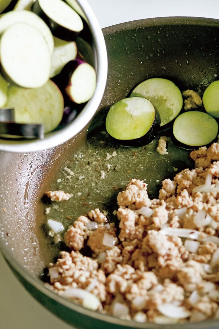 なすは肉の脂を吸わせると美味です。