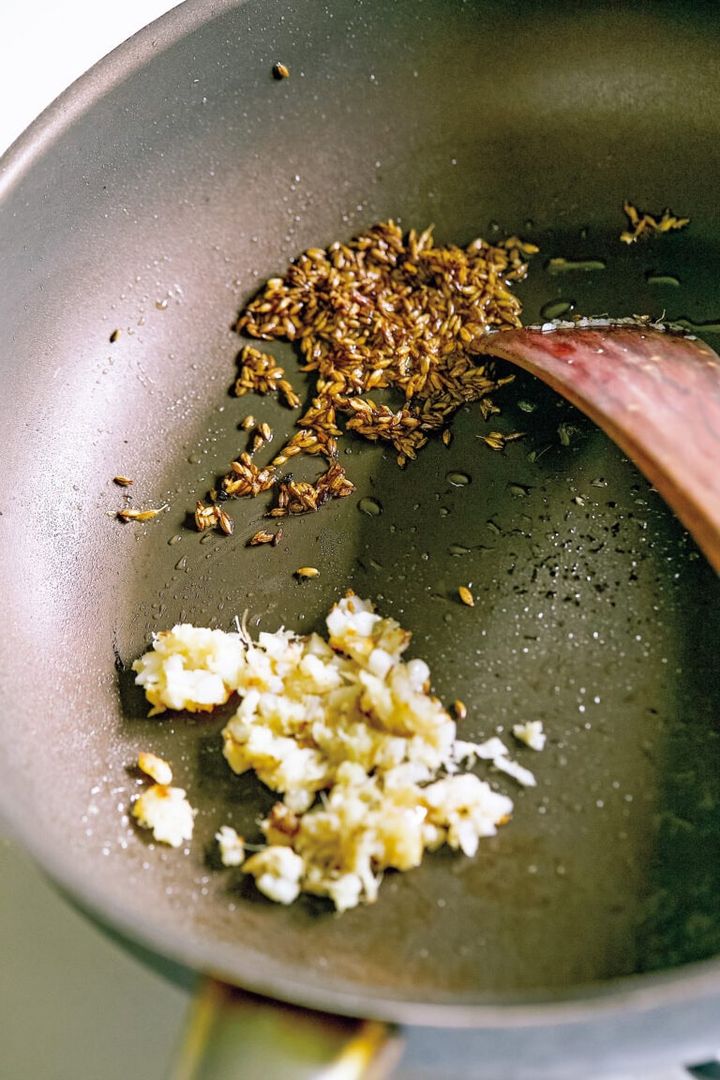 しょうが、にんにくは焦がさないように炒め、クミンは香ばしく炒めてください。