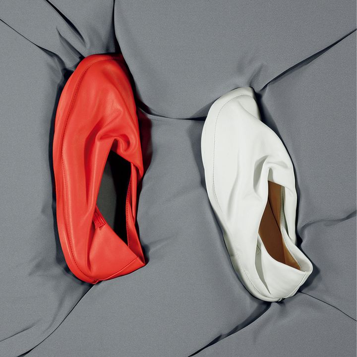 シューズ ￥69,300／ISSEY MIYAKE（イッセイ ミヤケ）Photo_ CAMPER / ISSEY MIYAKE INC.