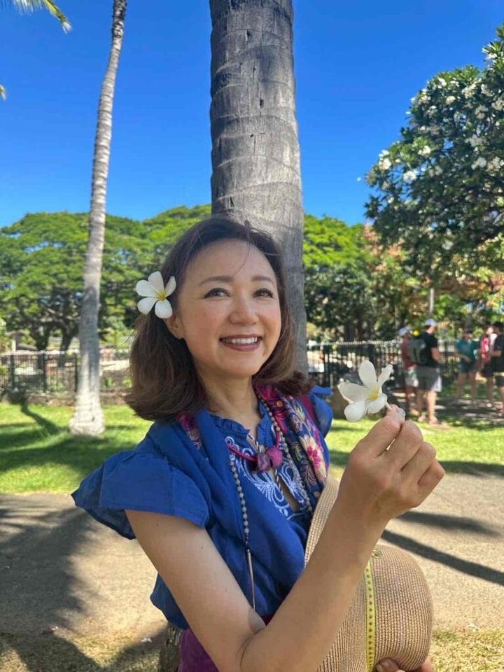 トップスを鮮やかなブルーに変えた着こなし