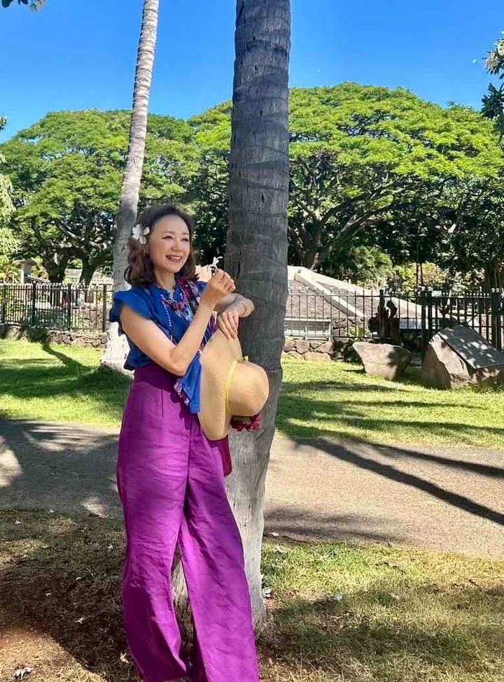 トップスを鮮やかなブルーに変えた着こなし