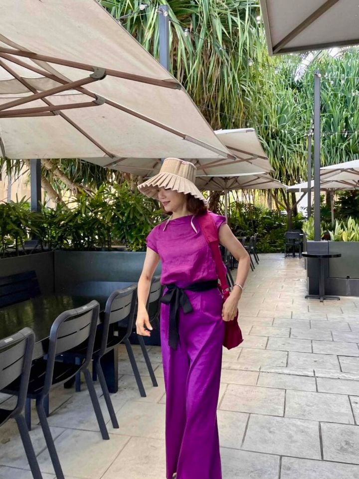 南国の花のような鮮やかなピンク〜パープルの色合いの着こなし