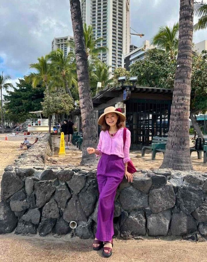 南国の花のような鮮やかなピンク〜パープルの色合いの着こなし