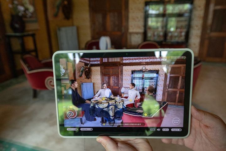 「荻外荘」のAR機能付きタブレット