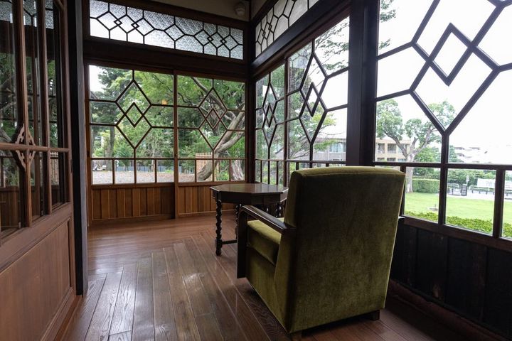 近衛文麿はこのイスに座ってくつろいでいた