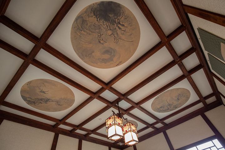 格天井には4枚の龍の天井画が見られる