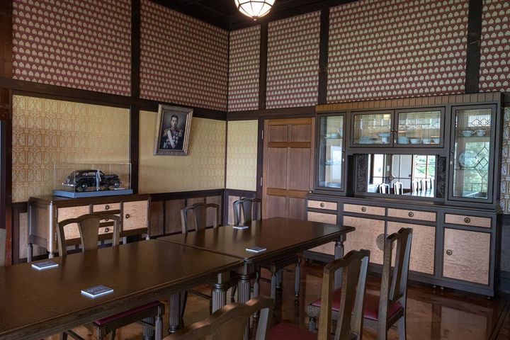 復元されたイスに座って、「荻外荘」の資料動画モニターを見ることができる